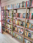 9. Boekenkast in onderkomen Quidaro.